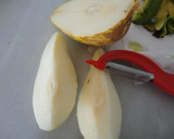 Foto del paso 3 de la receta: Carpaccio de aguacate y pera con piñones