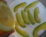 Foto del paso 2 de la receta: Carpaccio de aguacate y pera con piñones