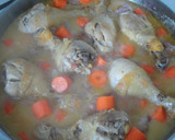 Foto del paso 4 de la receta: Pollo con puerros y salchichas