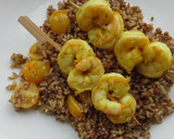 Foto del paso 7 de la receta: Brocheta de langostinos con cereales y quinoa