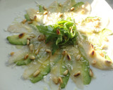 Foto del paso 6 de la receta: Carpaccio de aguacate y pera con piñones