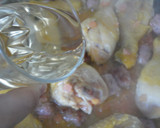 Foto del paso 2 de la receta: Pollo con puerros y salchichas