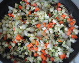Foto del paso 1 de la receta: Huevos al plato con verduras