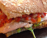 Foto del paso 6 de la receta: Bocadillo de lomo ibérico con pimientos y rúcula