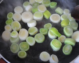 Foto del paso 2 de la receta: Prassópita o empanada de puerros