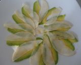 Foto del paso 4 de la receta: Carpaccio de aguacate y pera con piñones