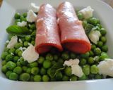 Foto del paso 3 de la receta: Guisantes con lomo adobado y queso de cabra