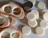 Фото кроку 1 до Піца на батоні з сардельками, помідором і шпинатом 🍕.