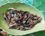 Foto langkah ke 7 dari resep Ikan tongkol suwir daun kemangi.
