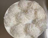 A picture of step 1 of Vietnamese summer rolls.