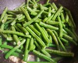 Hình bước làm 1 của món Tép xào đậu đũa
