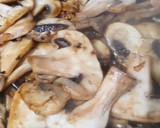 Foto del paso 2 de la receta: Ñoquis al pesto rojo con pechuga de pollo marinada en salsa de champiñones con espinacas