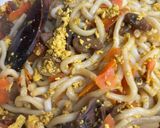 Foto del passaggio 8 della ricetta Udon con tofu e verdure