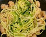 Foto del paso 3 de la receta: Espaguetis de calabacín con gambas salteadas