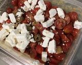 Une image de l'étape 8 de Salade de tomates cerises aux pickles, olives et feta.