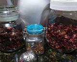 Foto del paso 1 de la receta: Té de hibiscos, rosas y pimienta roja