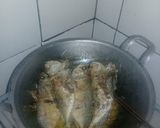 Foto langkah ke 4 dari resep Ikan kembung bumbu kuning.