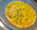 Foto del paso 3 de la receta: Omelette jamón queso cilantro 🥚🧀💚