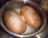 Hagymás csirkekockák héjában főtt burgonyával - egytál recept fázis 1 fotója