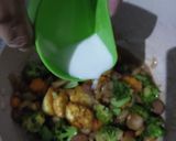 Foto langkah ke 4 dari resep Tumis Brokoli Tofu Sosis Saus Tiram.