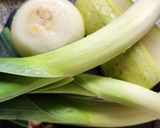Foto del paso 1 de la receta: Cuadrados de cebolla, puerro, zucchini y queso 🧀