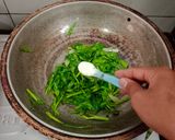Foto langkah ke 4 dari resep Tumis Kangkung Saos Tiram.