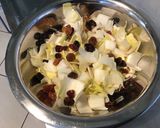 Une image de l'étape 5 de Salade de jeunes endives aux raisins et fourme d ambert.