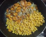 Foto del paso 3 de la receta: Omelette de cebollas caramelizadas, zanahoria y choclo..