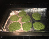 Foto del paso 3 de la receta: Chips de brócoli con salsa de tomate cherry