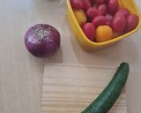 Foto del paso 1 de la receta: Ensalada multicolor de tomates cherry rojos y amarillos con cebolla morada y pepino ❤️💛💜💚