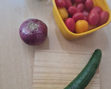 Foto del paso 1 de la receta: Ensalada multicolor de tomates cherry rojos y amarillos con cebolla morada y pepino ❤️💛💜💚