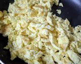 Gambar langkah 2 resipi Sambal tumis telur dadar hancur.