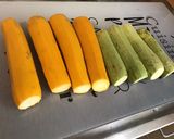 Une image de l'étape 1 de Courgettes bicolores marinées au basilic.