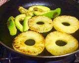Foto del paso 2 de la receta: Supremas de salmón con piña y aguacate