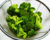 A picture of step 1 of Broccoli and Tuna Sesame Mayo Ponzu Salad.
