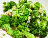A picture of step 4 of Broccoli and Tuna Sesame Mayo Ponzu Salad.