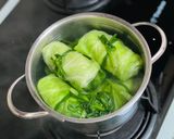Hình bước làm 4 của món Canh Bắp Cải Sú Cuộn Thịt