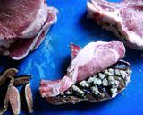 Foto del paso 1 de la receta Chuletas ibéricas rellenas de brevas y queso de Cabrales