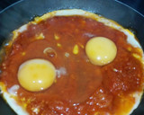 Foto del paso 2 de la receta: Huevos con salsa de tomate