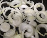 Foto del paso 2 de la receta: Pizza de cebolla y gulas