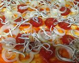 Foto del paso 6 de la receta: Pizza de cebolla y gulas