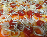 Foto del paso 6 de la receta: Pizza de cebolla y gulas