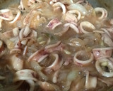 Foto del paso 2 de la receta: Calamares de playa encebollados
