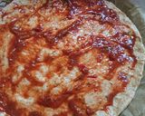 صورة لخطوة 2 من وصفة بيتزا 🍕 السجق 😋😋