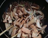 A picture of step 2 of *Easy Sweet and Savory Sukiyaki-Style Udon with Ground Meat*.