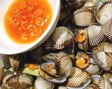 Hình bước làm 3 của món Sò điệp hấp lá chanh và xả