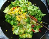 Foto langkah ke 6 dari resep Cah Brokoli dan Jagung Manis.