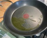 Une image de l'étape 4 de Poulet à l’ananas, oignon rouge, coriandre et cacahuètes.