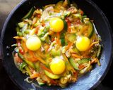 Foto del paso 7 de la receta: Salteado de verduras con huevos estrellados 🍳