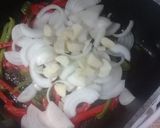 Foto del paso 2 de la receta: Hígado sellado, papas rústicas, sofrito de morrón, cebolla y ajo